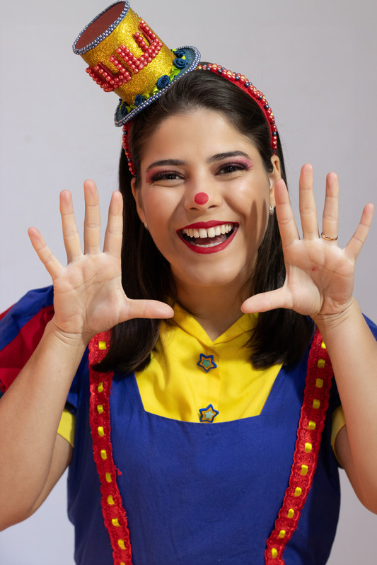 Palhaça Lulu animando uma festa infantil