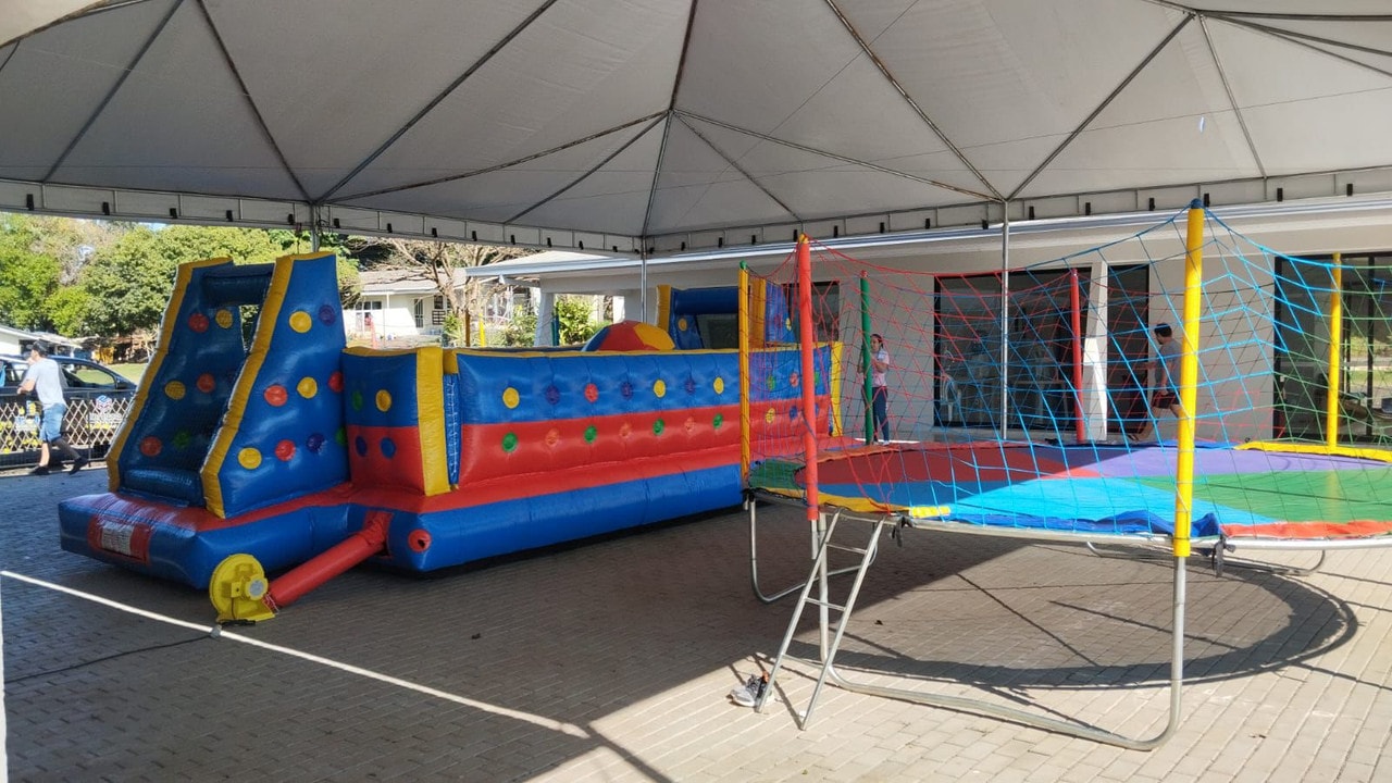 Inflável Stitch com piscina de bolinhas